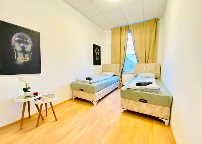 Private In Spacious 5-bedroom Near Train Station דירה וינה