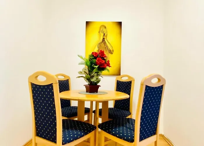 Private In Spacious 5-bedroom Near Train Station