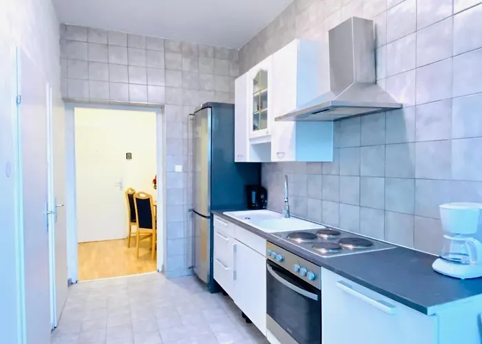 Private In Spacious 5-bedroom Near Train Station