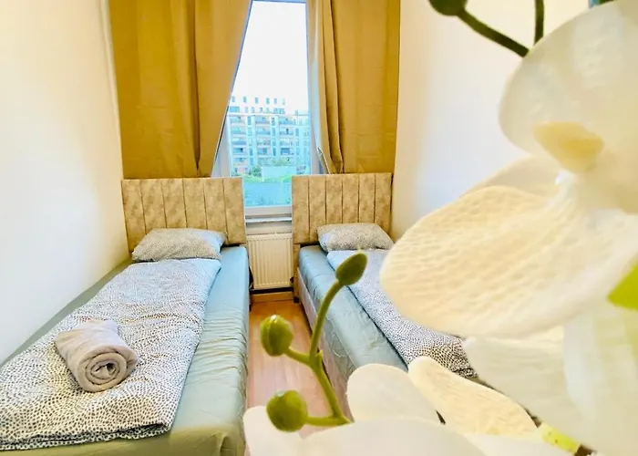 Private In Spacious 5-bedroom Near Train Station *