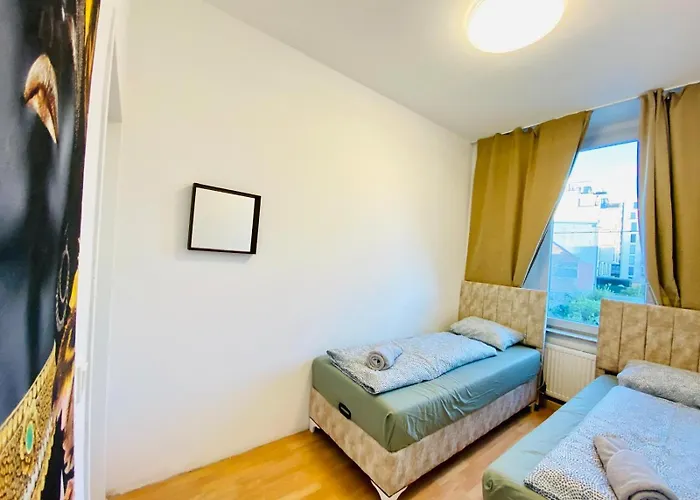 Private In Spacious 5-bedroom Near Train Station דירה