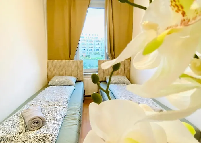 Private In Spacious 5-bedroom Near Train Station דירה