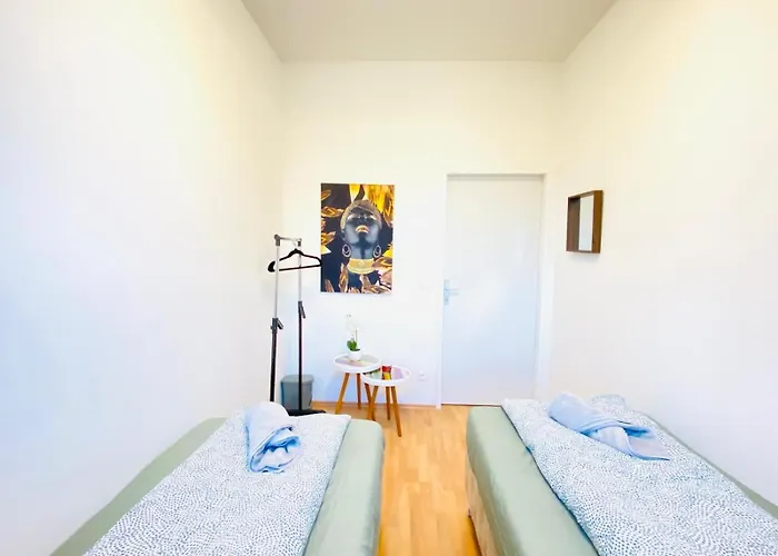 Private In Spacious 5-bedroom Near Train Station * וינה