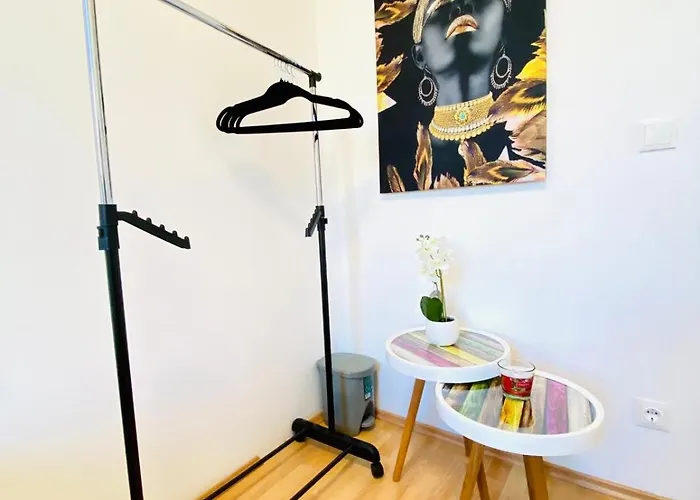 Private In Spacious 5-bedroom Near Train Station