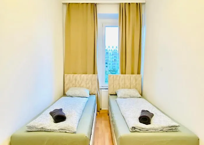 Private In Spacious 5-bedroom Near Train Station *