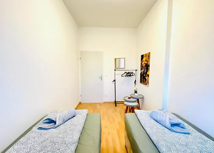 Private In Spacious 5-bedroom Near Train Station דירה *