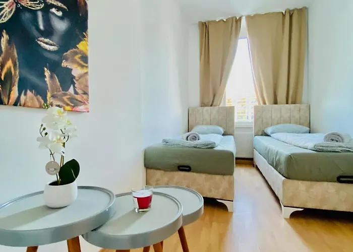 Private In Spacious 5-bedroom Near Train Station * וינה
