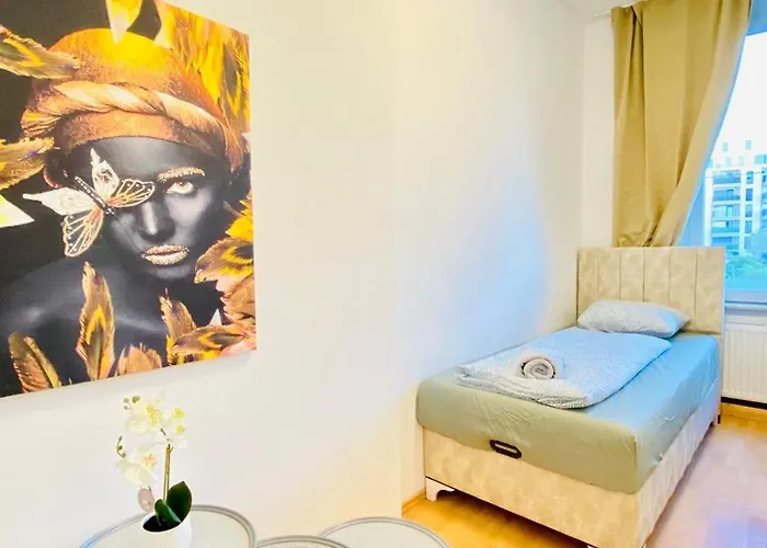 Private In Spacious 5-bedroom Near Train Station *
