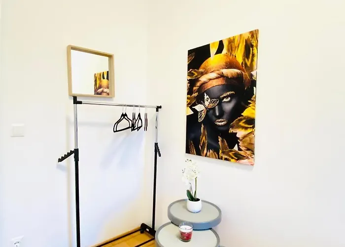 Private In Spacious 5-bedroom Near Train Station *