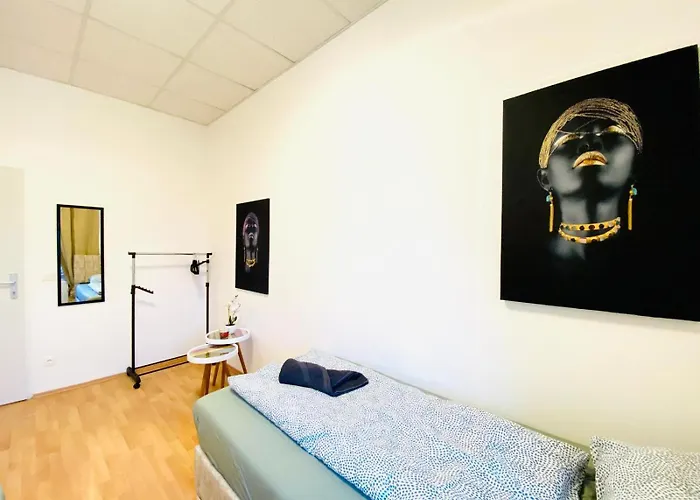 Private In Spacious 5-bedroom Near Train Station דירה