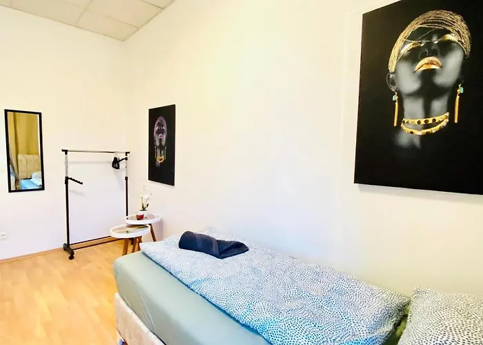 Private In Spacious 5-bedroom Near Train Station *