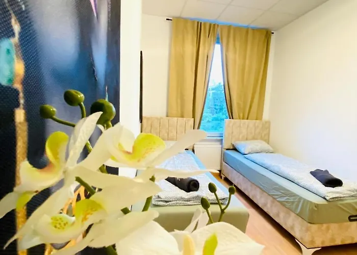 Private In Spacious 5-bedroom Near Train Station