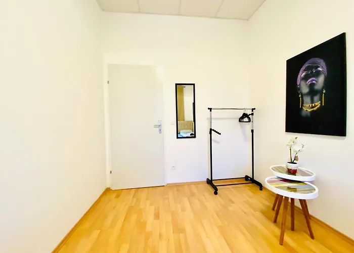 Private In Spacious 5-bedroom Near Train Station וינה
