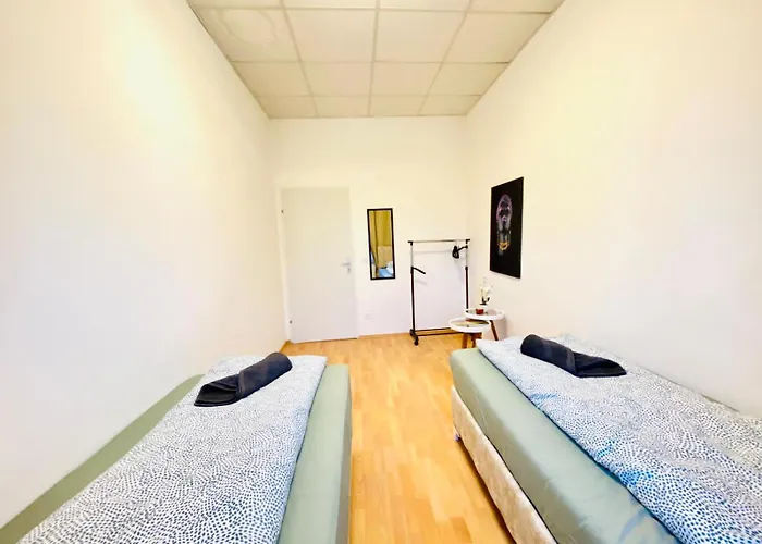 Private In Spacious 5-bedroom Near Train Station *