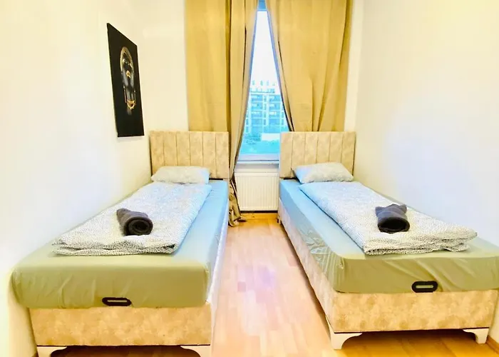 Private In Spacious 5-bedroom Near Train Station וינה