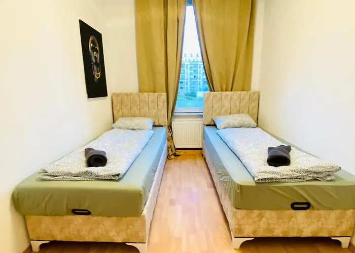 Private In Spacious 5-bedroom Near Train Station * וינה