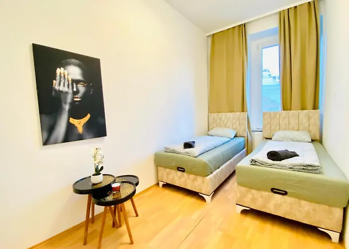 Private In Spacious 5-bedroom Near Train Station דירה *