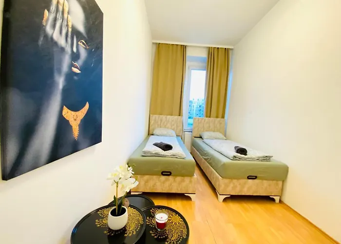 Private In Spacious 5-bedroom Near Train Station דירה *