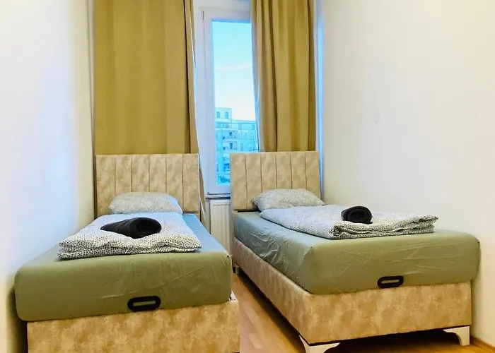 Private In Spacious 5-bedroom Near Train Station