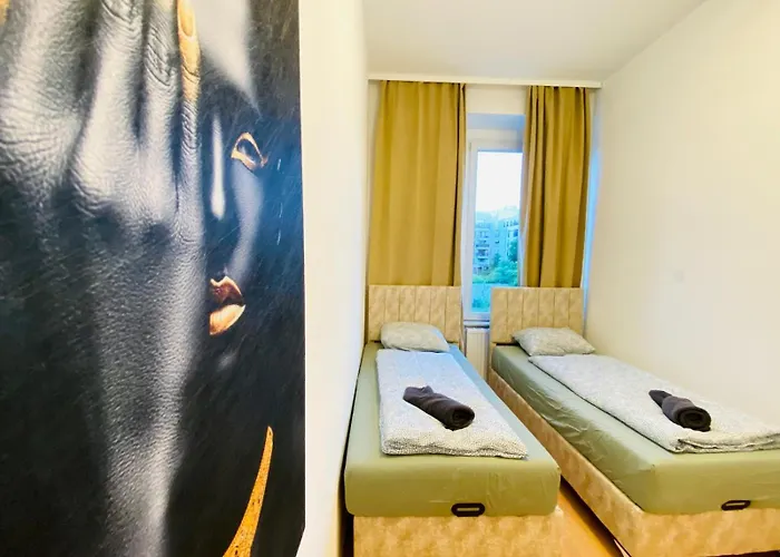 Private In Spacious 5-bedroom Near Train Station דירה