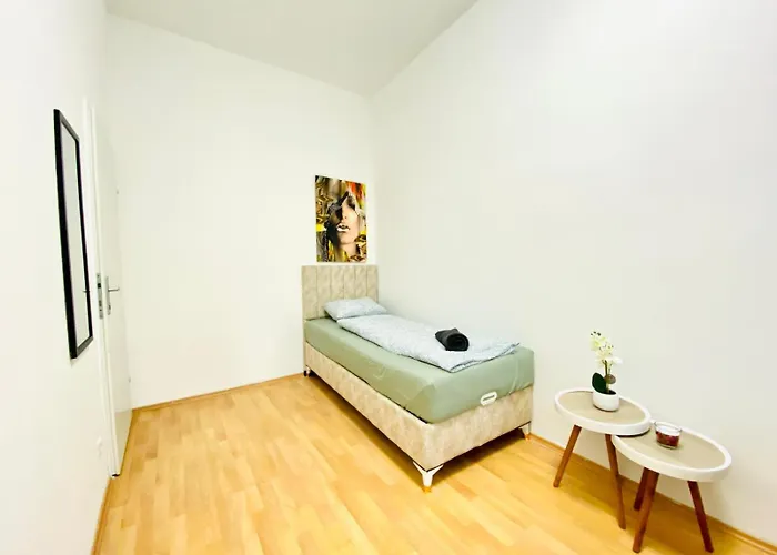 Private In Spacious 5-bedroom Near Train Station דירה וינה