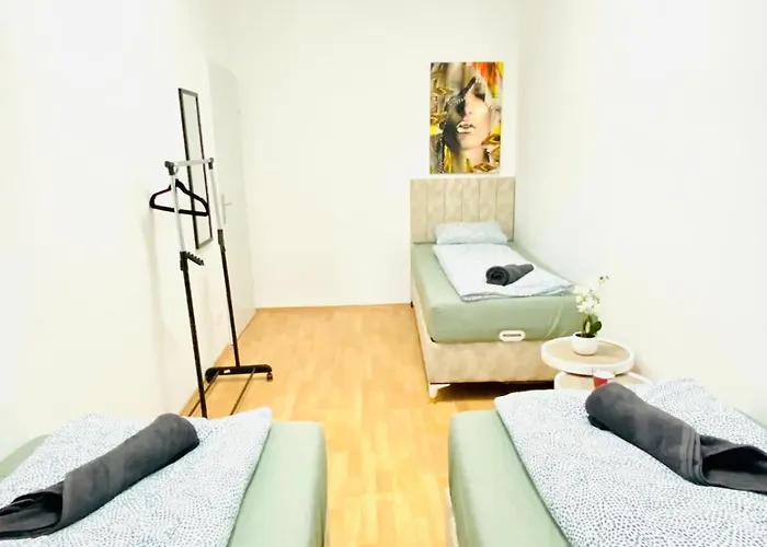 Private In Spacious 5-bedroom Near Train Station דירה *