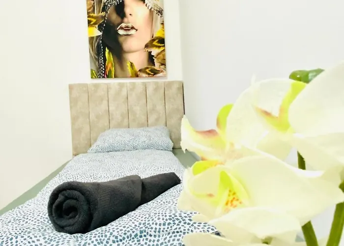 Private In Spacious 5-bedroom Near Train Station דירה *