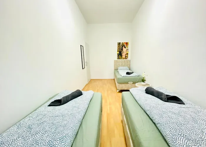 Private In Spacious 5-bedroom Near Train Station * וינה