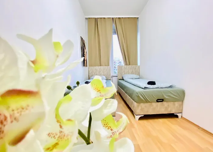 Private In Spacious 5-bedroom Near Train Station דירה