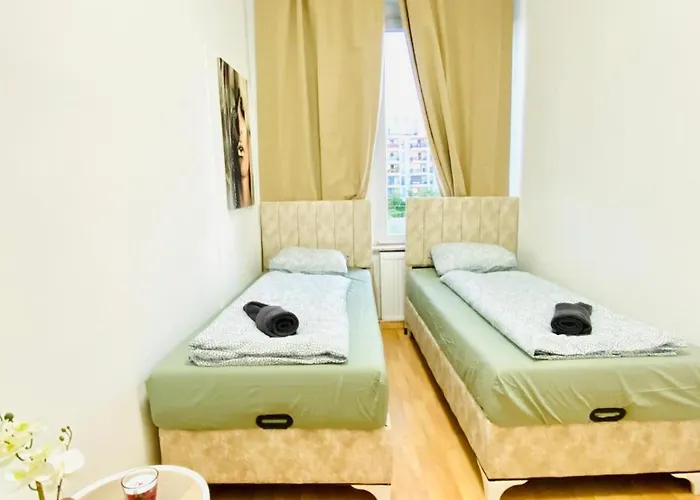 Private In Spacious 5-bedroom Near Train Station דירה וינה