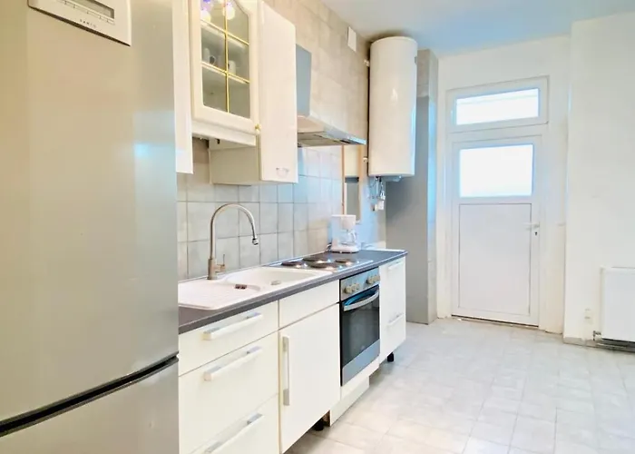Private In Spacious 5-bedroom Near Train Station *