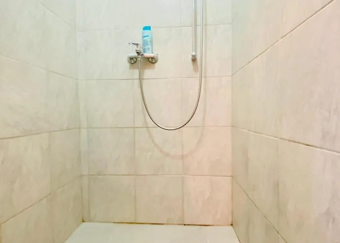 Private In Spacious 5-bedroom Near Train Station