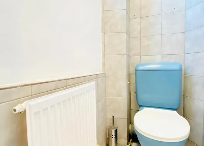 Private In Spacious 5-bedroom Near Train Station *
